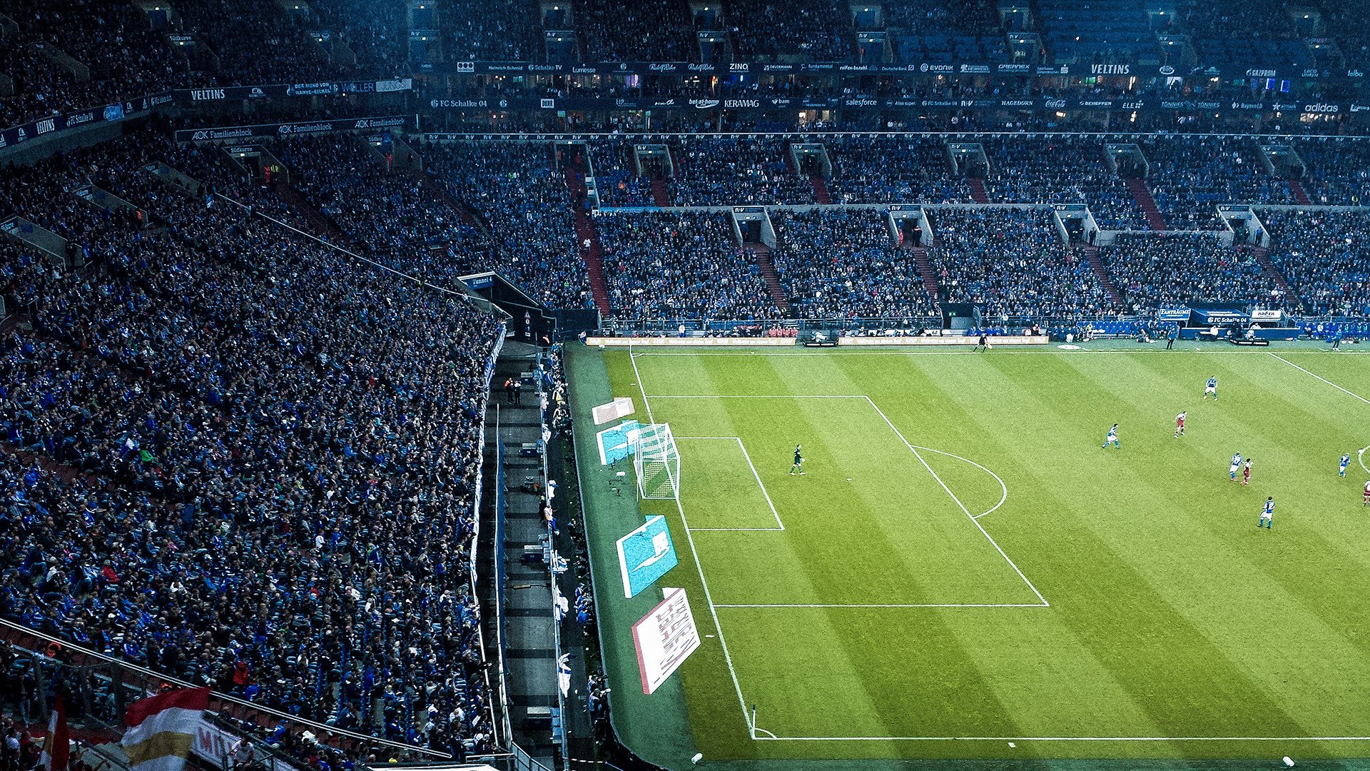 训练中强度不断升级球员表现积极展现职业精神与自律态度，职业球员的训练